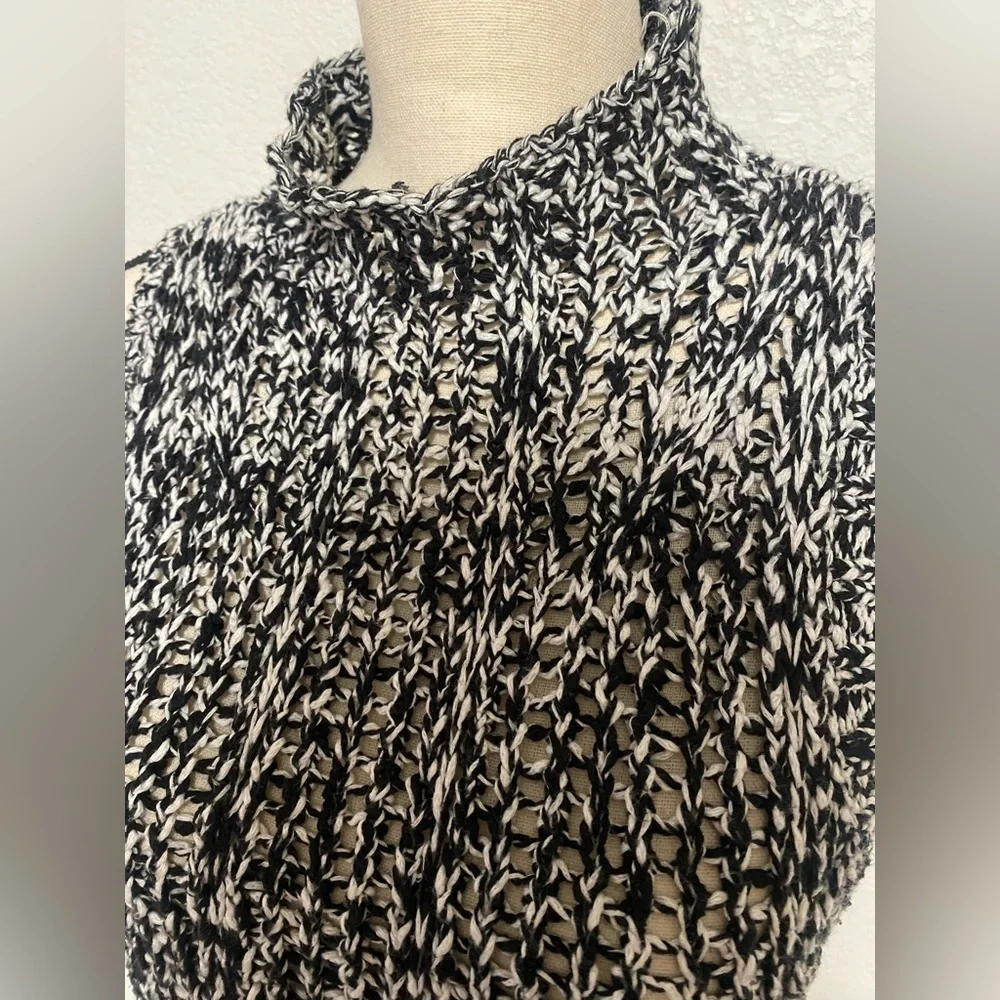 Hollister Black White Knit Vest Sleevess - Picture 2 of 6